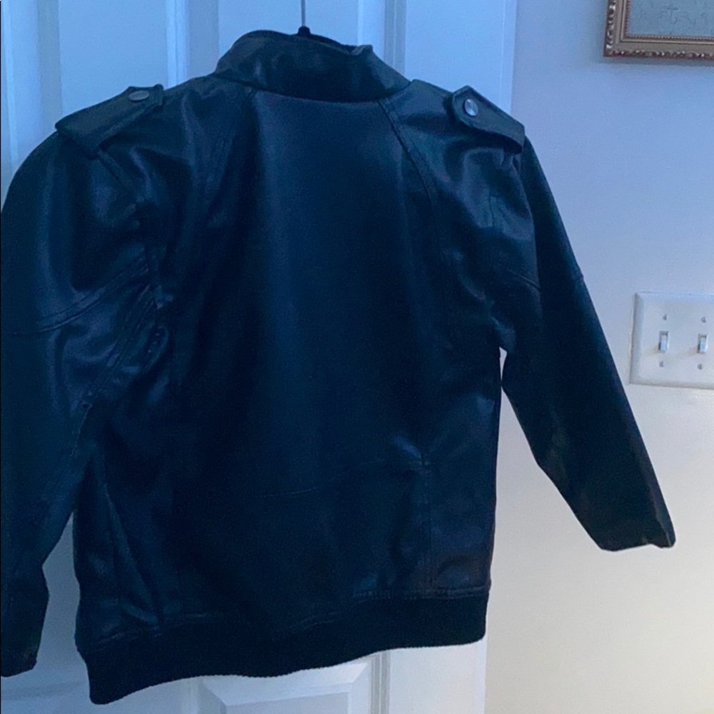 small leather jacket. - Picture 3 of 4